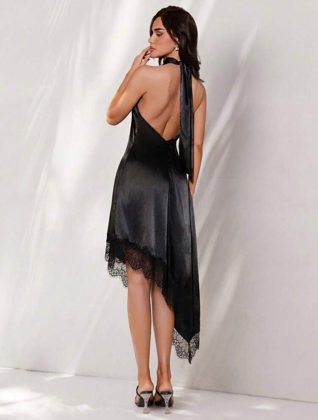 VESTIDO DE SATÉN CUELLO HALTER
