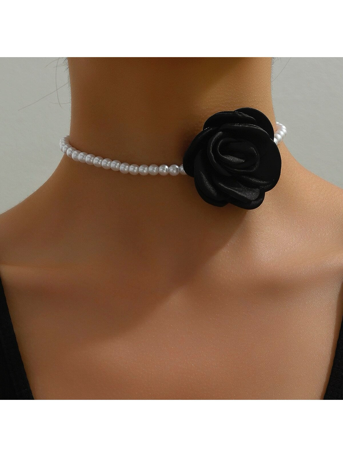 COLLAR TIPO CHOKER DE ROSA