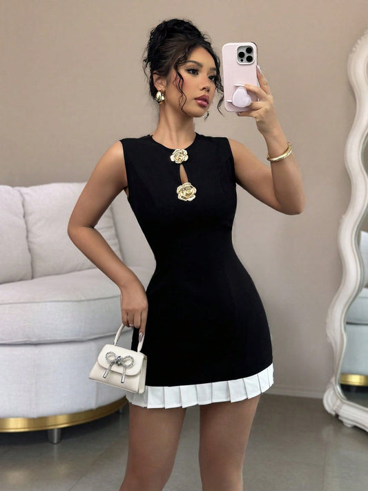 VESTIDO DE VOLANTES Y ROSA DE METAL