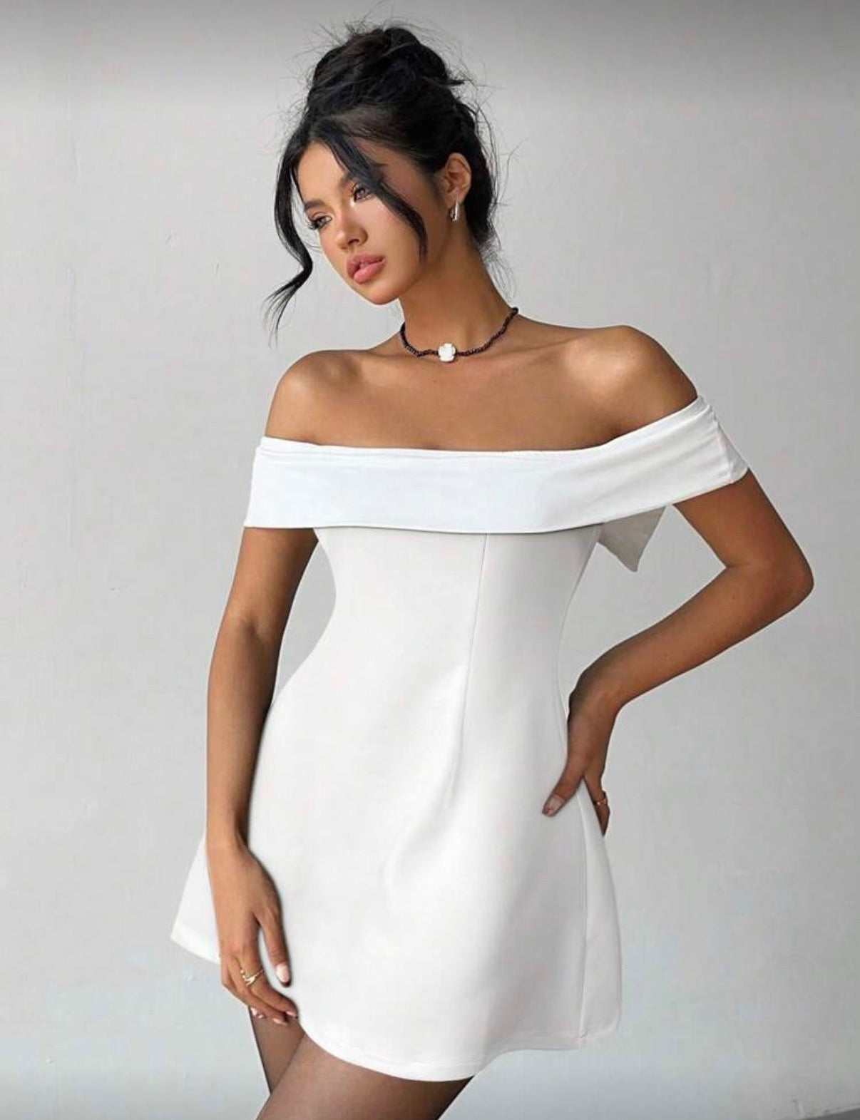 VESTIDO DE HOMBROS DESCUBIERTOS