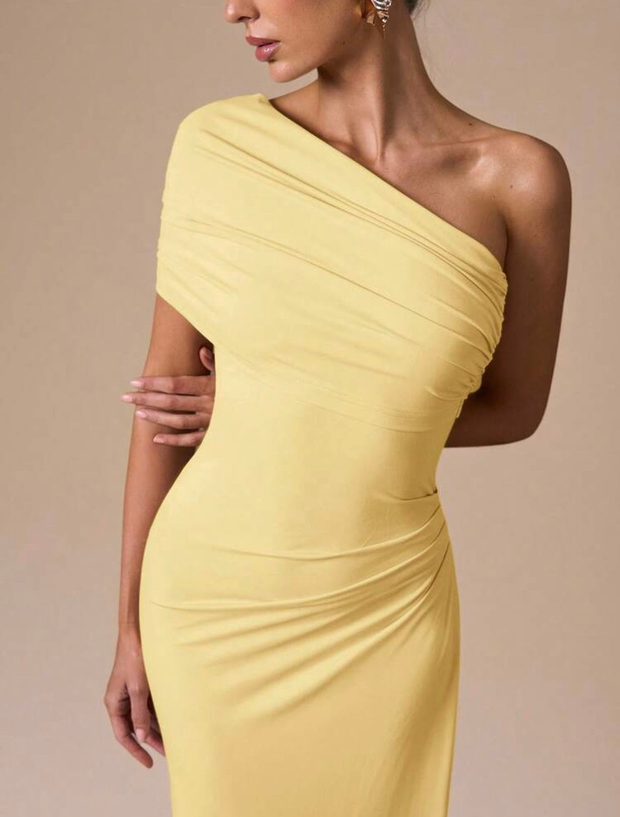 VESTIDO ASIMÉTRICO AMARILLO